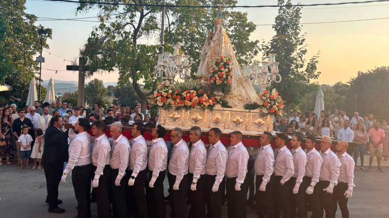 La procesión de Santa Ana y San Joaquín llenó la aldea alcalaína de sentimiento en una jornada de agradables temperaturas. / Isabel Aranda / Diario JAÉN.