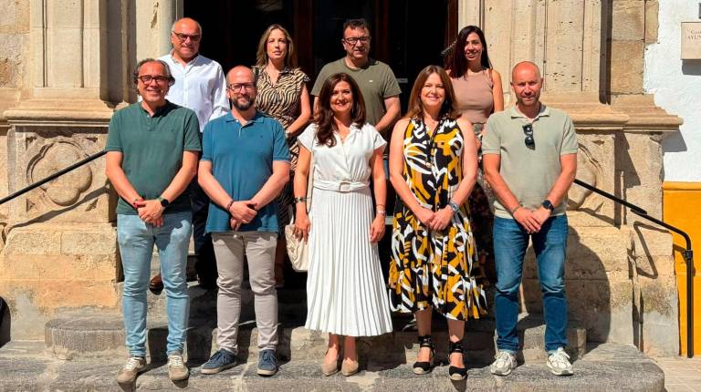 <i>Alcaldes y alcaldesas, así como representantes, de los ocho ayuntamientos. / Ayuntamiento de Torredelcampo.</i>