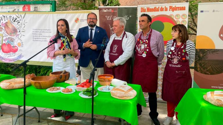 <i>Marta Torres, Juan de Dios Carazo Álvarez, Juan Infante Martínez, Agustín Abril y Carmina Martínez en la presentación del evento en la UJA. / Ana Lechuga. / Diario JAÉN.</i>