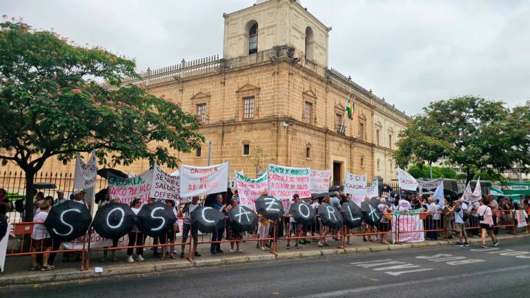 Manifestación de los vecinos de Cazorla frente al Parlamento de Andalucía. 