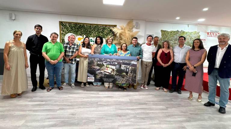<i>Foto de familia del equipo de Gobierno de Villatorres y representantes de la Cofradía, junto a Eleuterio Muñoz, Juan Espejo y Manuela Rosa. / Elisabeth Ruiz / Diario JAÉN.</i>