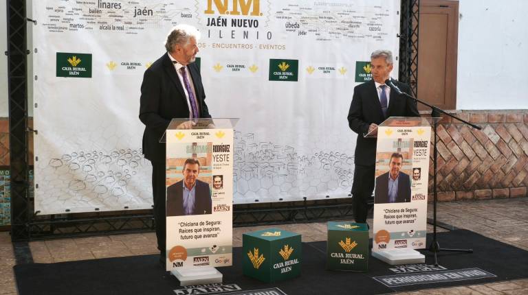 <i>El director de Diario JAÉN, Juan Espejo, y el alcalde de Chiclana de Segura, Santiago Rodríguez, durante la ronda de preguntas de los Diálogos “Jaén Nuevo Milenio”. / Agustín Muñoz / Diario JAÉN.</i>