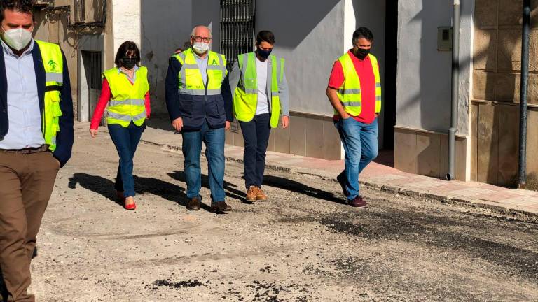 La Junta asfalta la antigua carretera J-312 en Torreperogil