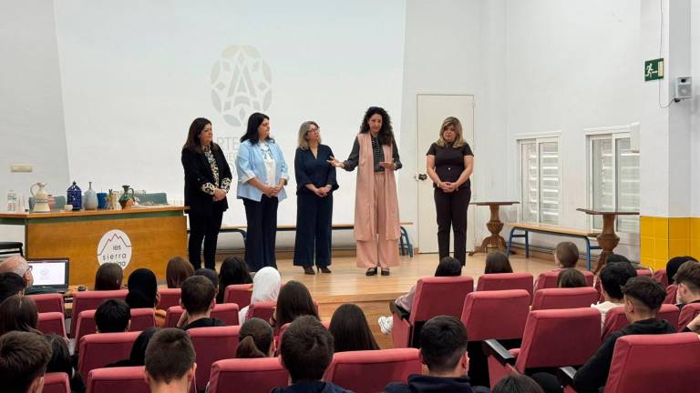 La delegada del Gobierno en funciones Ana Mata resalta el valor de la artesanía local