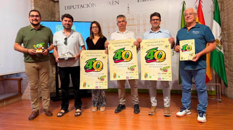 <i>Francisco Miranda, Luis Gallardo, África Colomo, Emilio Torres, Jesús Pulido y Tomás Cerezuela posan con los trofeos y el cartel de esta edición.</i>