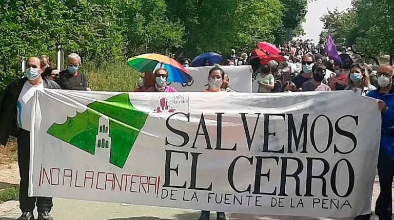 <i>La protesta contra la reactivación de la actividad en la cantera de La Quebrada en una imagen de archivo. / Europa Press.</i>