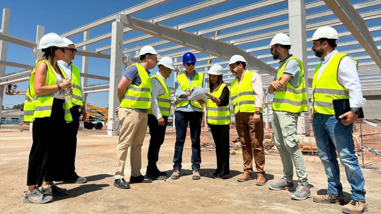 Visita a las obras de la nave de la multinacional china Desay SV. / Ayuntamiento de Linares. 