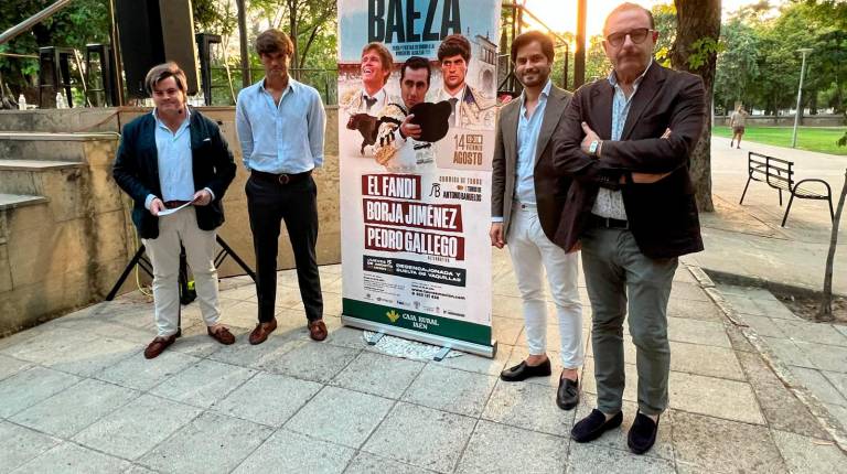 <i>José Luis Marín, Pedro Gallego, Nacho de la Viuda y Antonio Perales flanquean el cartel del festejo en el Parque Leocadio Marín de Baeza.</i>