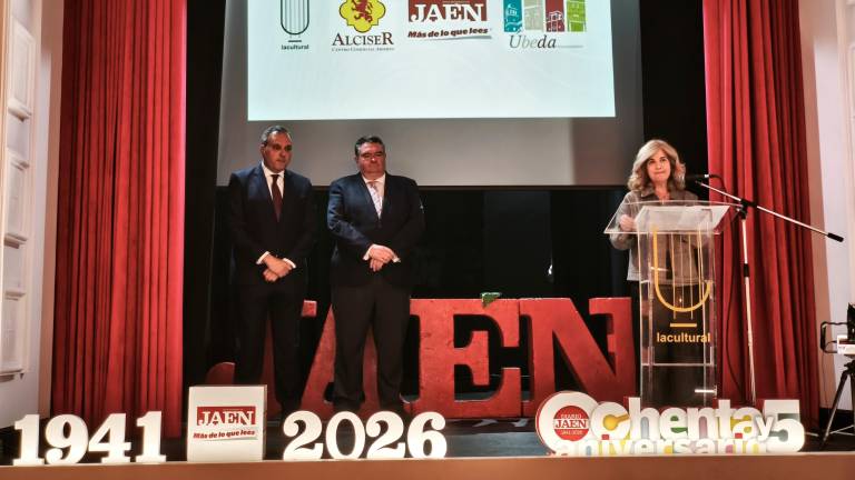 El presidente del Consejo de Administración de DIARIO JAÉN, S. A., Eleuterio Muñoz; el presidente de Alciser, Bartolomé González; y la alcaldesa de Úbeda, Toni Olivares./Agustín Muñoz/Diario JAÉN.