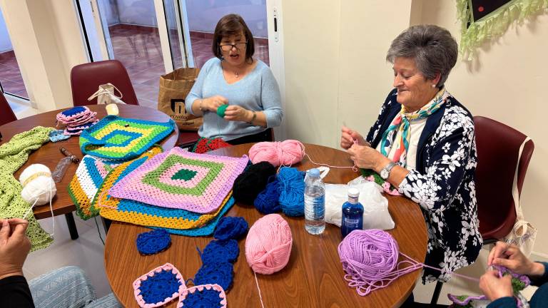 Noalejo empieza su aventura Enganchadas de un Hilo 2025: Cómo hacer el universo con ganchillo