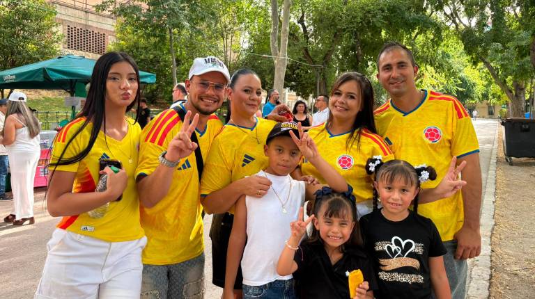 <i>Familia de colombianos celebran el día de su nación en el Parque de la Concordia. / Isabel Aranda / Diario JAÉN. </i>