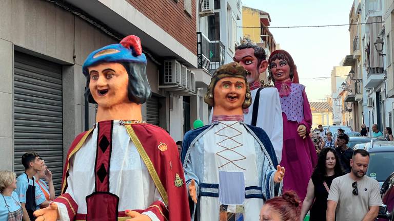 Rincones tosirianos llenos de color con la cabalgata de cabezudos