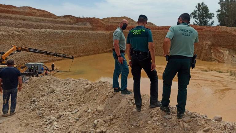 Tercer día de búsqueda en la balsa de Villanueva de la Reina para llegar a la cota de lodo