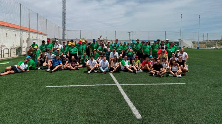 <i>Foto de familia de los participantes con los responsables del Jaén Rugby, Caja Rural, Diputación Provincial y Ayuntamiento.</i>