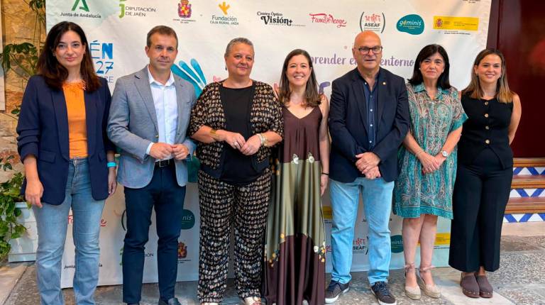 <i>Eva Funes, Julio Millán, Ángela Hidalgo, Rocío Díaz, Manuel Fernández, Francisca Medina y Ángeles Díaz, en la inauguración del encuentro. / Anabel Bravo / Diario JAÉN.</i>