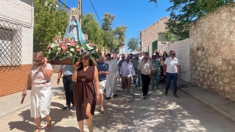 <i>Procesión por las calles de la Estación de Huesa acompañada de los vecinos. / Ana Lechuga / Diario JAÉN</i>