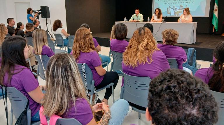 <i>Ana Mata asiste a la inauguración de los proyectos en Torres. / Junta de Andalucía. </i>