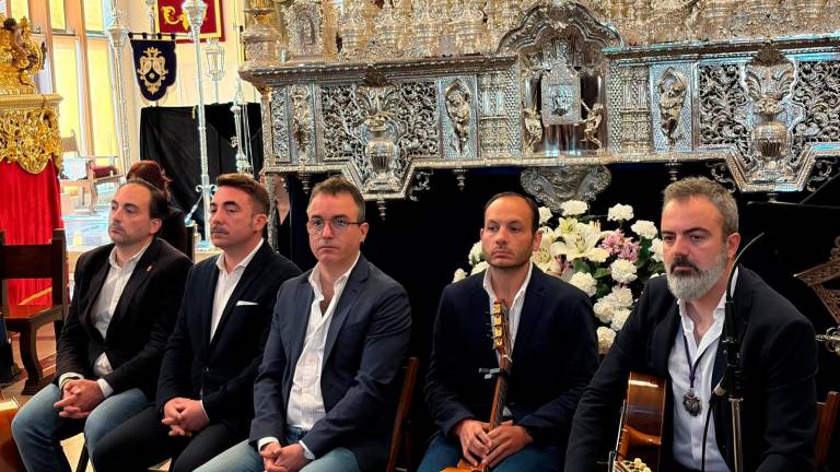 La capital se vuelca con El Abuelo en una emotiva ofrenda poética y floral previa a su esperada salida procesional