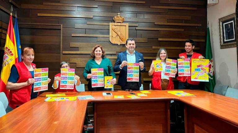 <i>Rocío Beltrán, Juan Antonio Palomares y cuatro voluntarios de Cruz Roja durante la presentación del sorteo. / Álvaro Guzguti / Diario JAÉN.</i>