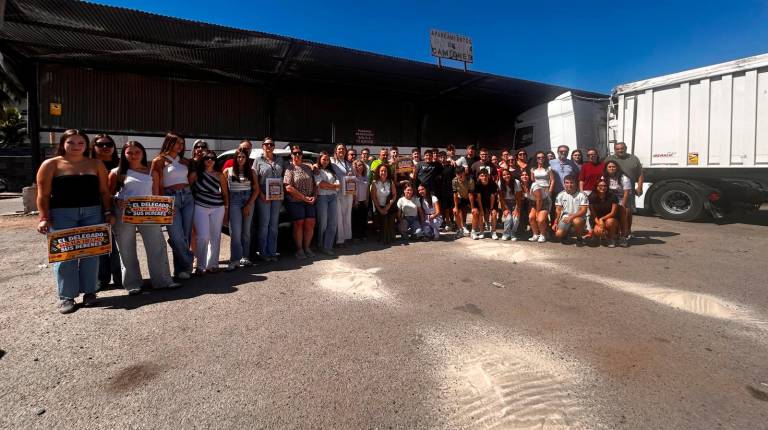 <i>Personas que se han manifestado por la cancelación del transporte escolar en Arroyo del Ojanco. / Joaquín Castillo. </i>