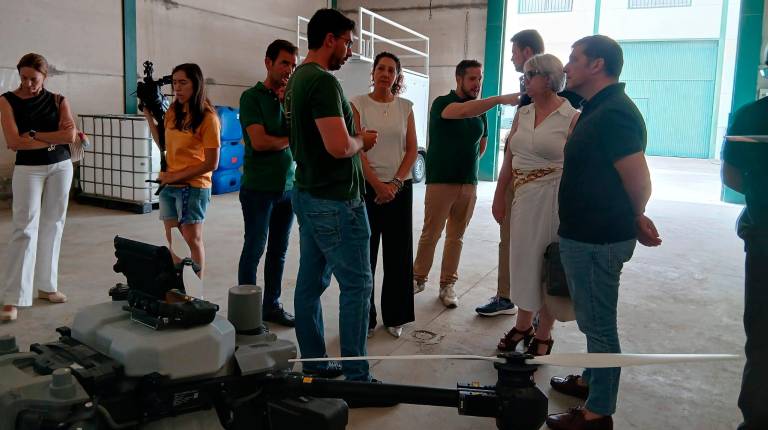 <i>Ana Mata visita Marango Drones, empresa que ya se ha acogido a esta ayuda. / Junta de Andalucía.</i>