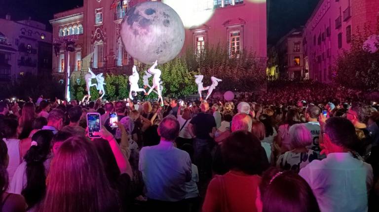 El 27 Festival de Otoño “toca el cielo” en su inauguración con el espectáculo de Zenit Aerial Ballet