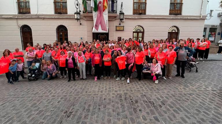 <i>Foto de familia en la fachada del Ayuntamiento de Arjona tras la marcha solidaria contra el cáncer de mama. / Diputación de Jaén. </i>