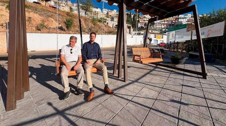 Un balcón singular al Guadalimar: así es el nuevo mirador-columpio del mar de olivos en Chiclana de Segura