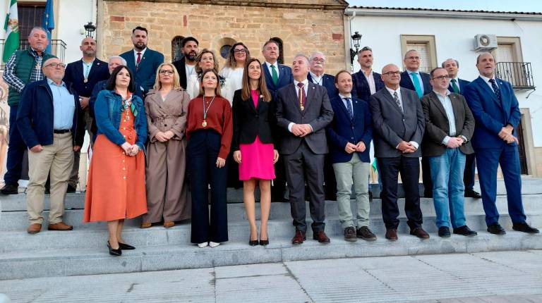 <i>Miembros de la corporación municipal y autoridades presentes en el acto con Rosa María Rodríguez Domínguez. / Nazaret Gaitán / Diario JAÉN. </i>