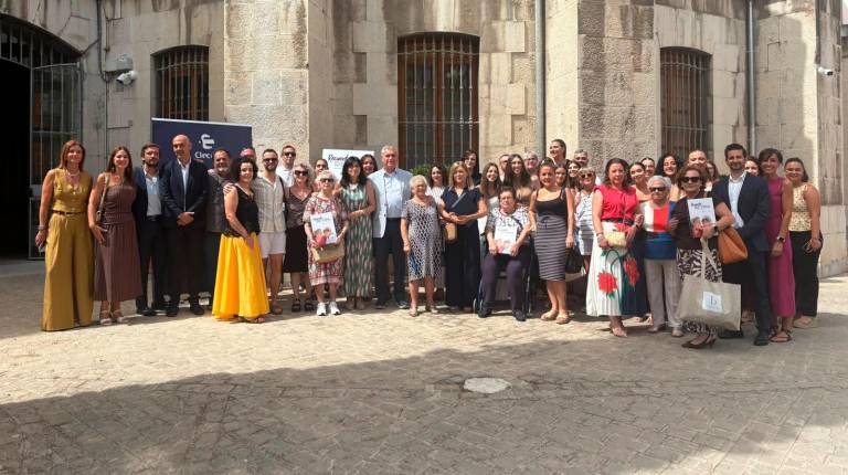 <i>Foto de familia tras la presentación de “Recuerdos de vida”. / Juanfran Paredes / Diario JAÉN.</i>