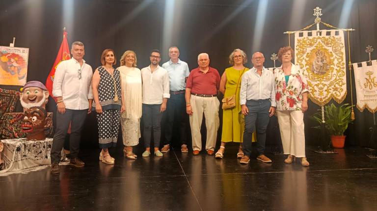 <i>Grupo de los miembros de la junta directiva de la Cofradía de Nuestra Señora de la Misericordia. / Adrián Claudio Bonache / Diario JAÉN. </i>