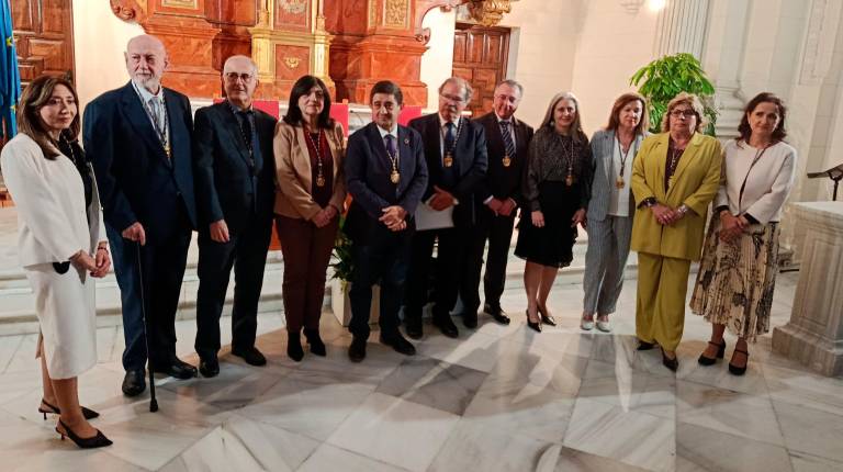 <i>Foto de familia de los nuevos consejeros del IEG. / Adrián Claudio Boanche / Diario JAÉN.</i>