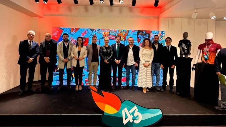 Autoridades y patrocinadores en la foto de familia de la presentación de la San Antón. / Gilberto Moreno / Diario JAÉN.