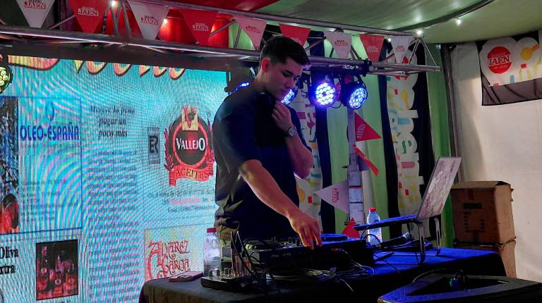 <i>DJ Miguel Calles durante la tarde de este viernes. / Nazaret Gaitán / Diario JAÉN.</i>