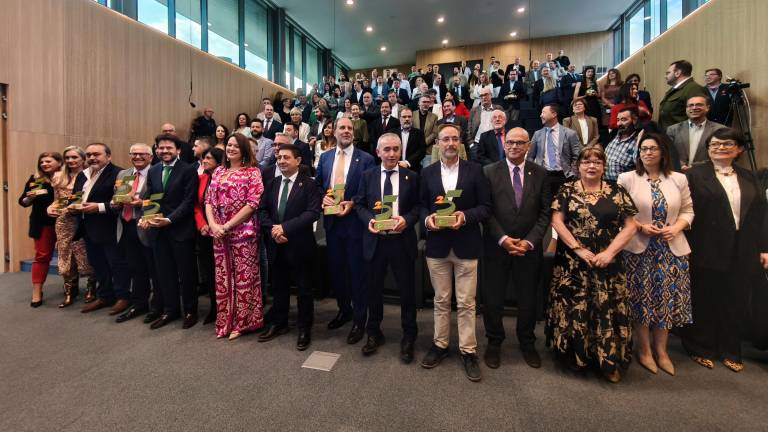 Personalidades y colectivos premiados se fotografían con las autoridades y las empresas que forman parte de Geolit. / Álex Gómez / Diario JAÉN.