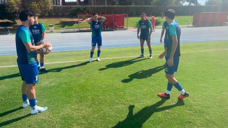 <i>Jugadores del Atlético Porcuna en el calentamiento previo al partido.</i>