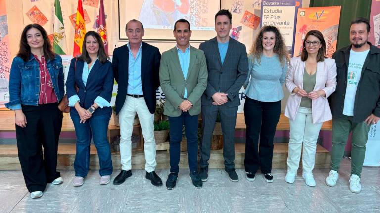 <i>Eva Funes, Nieves Serichol, José Luis Ortega, Francisco José Solano, Manuel Alcalde, Beatriz López, África Colomo y Ángel Castillo. / Gilberto Moreno / Diario JAÉN.</i>