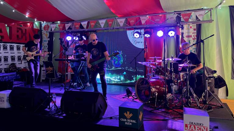 <i>Un momento de la actuación ofrecida ayer por la tarde del grupo Elementos, en la caseta de Diario JAÉN. / Ana Isabel Bravo / Diario JAÉN.</i>