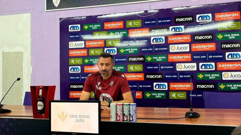 <i>El entrenador del Real Jaén, Manuel Herrero, durante la rueda de prensa. / Álex Gómez / Diario JAÉN.</i>