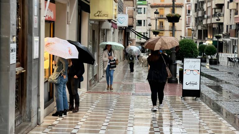 Gente con paraguas en Bernabé Soriano, en Jaén capital, en imagen de archivo. / Jason Moyano / Diario JAÉN. 