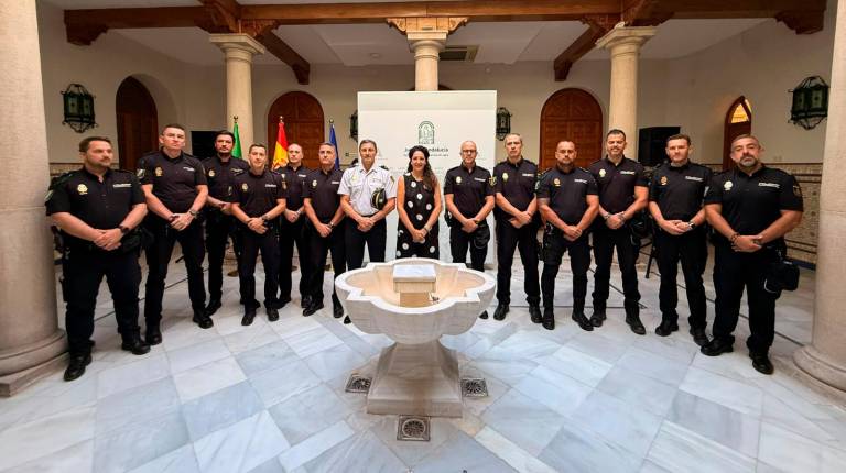 <i>Ana Mata, Juan Pedro López y los nuevos agentes. / Junta de Andalucía.</i>