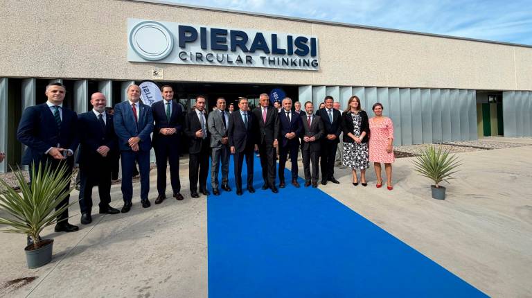 <i>Foto de familia de las autoridades en Pieralisi Customer Center. / Pieralisi.</i>