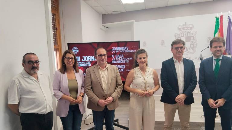 <i>Melchor López, África Colomo, José Ayala, Beatriz López, José María Comas y Álvaro Martínez. / Gilberto Moreno / Diario JAÉN.</i>
