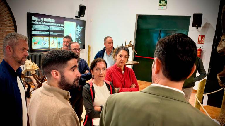<i>La consejera Fina Martínez visita las instalaciones del centro de visitantes Torre del Vnagre. / Junta de Andalucía.</i>