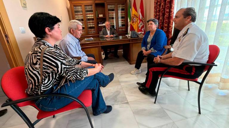 <i>Familiares de Miguel Ángel López Cerrillo conversan con el subdelegado de Defensa de Jaén, Evaristo Jaime Gutiérrez del Castillo, y con el alcalde de Torreblascopedro, Juan María Ruiz Palacios, este jueves, en el despacho del máximo responsable de la Administración local torreña.</i>