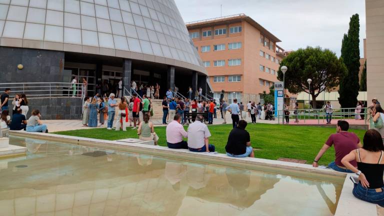Imagen de archivo de varios grupos de personas en el campus de Las Lagunillas de la Universidad de Jaén. 