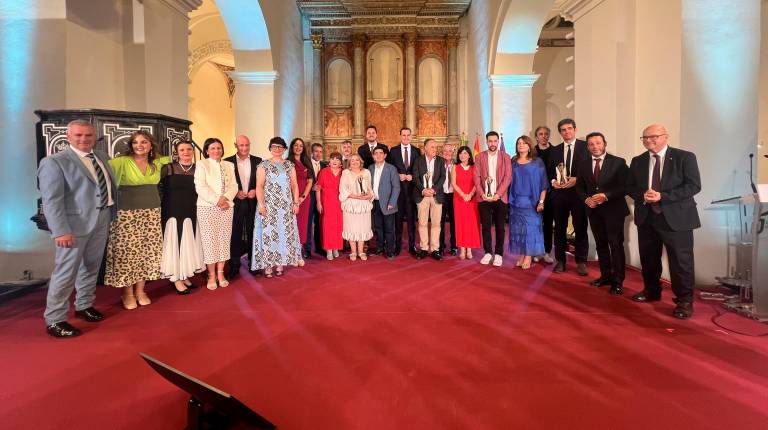 <i>Foto de familia de autoridades y premiados durante la gala de los Premios Jaén Paraíso Interior 2026. / Jason Moyano / Diario JAÉN.</i>