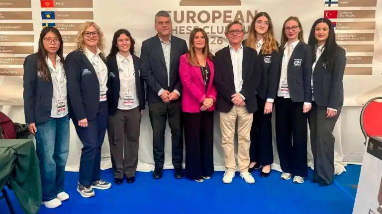 <i>Auxi del Olmo, Javier Ochoa y Enrique Mendoza posan con las jugadoras en la Copa de Europa. / Ayuntamiento de Linares.</i>