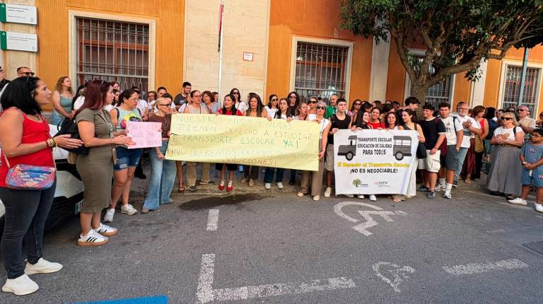 <i>Padres y madres manifestándose a las puertas de la Delegación Territorial de Educación, movilización convocadas por Fampa Los Olivos. / Elisabeth Ruiz / Diario JAÉN.</i>