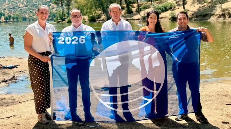 <i>Ana Mata, acompañada por José Ayala, entrega la bandera azul a Francisco Carmona. / Junta de Andalucía.</i>